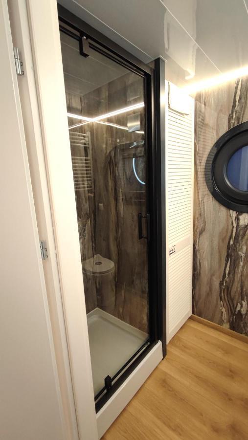 Houseboat Water King Apartament Plywajacy Dom Na Wodzie, 7 Os Wroclaw Luaran gambar
