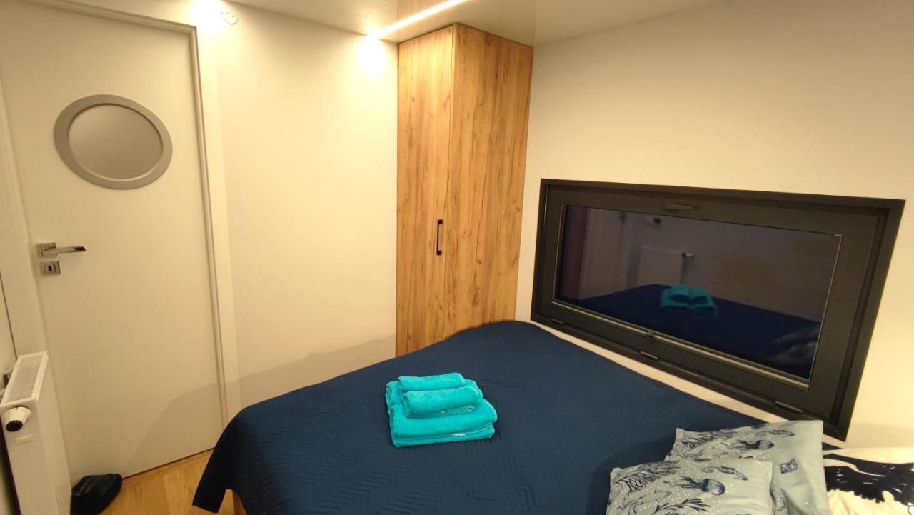 Houseboat Water King Apartament Plywajacy Dom Na Wodzie, 7 Os Wroclaw Luaran gambar